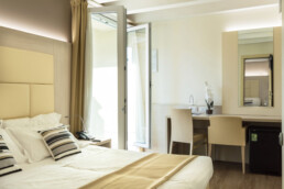 Фото двуспальной кровати с балконом в улучшенном смежном номере