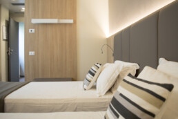 Imagen de 2 camas individuales en una habitación estándar